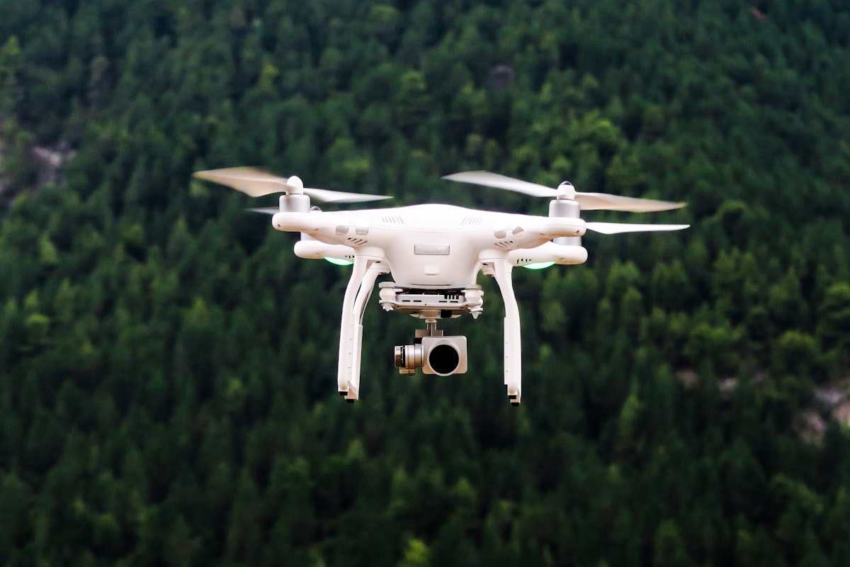Drone Phantom 4 Pro en vuelo